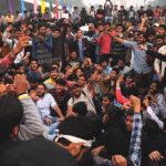 労働者が集まって罷業（ストライキ）を起こす