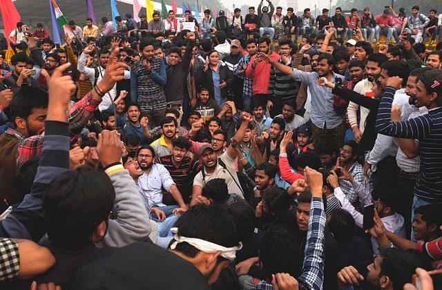 労働者が集まって罷業（ストライキ）を起こす