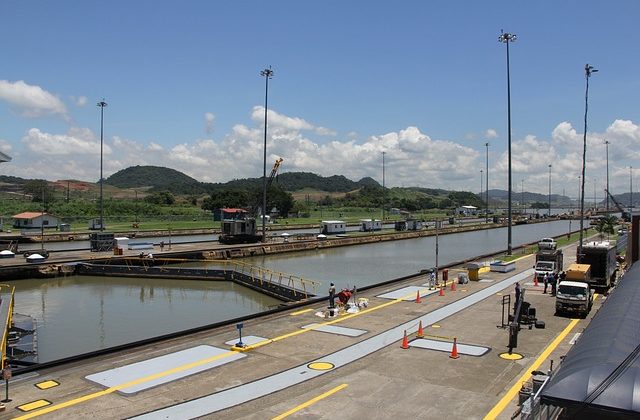 パナマ運河の閘門・水閘