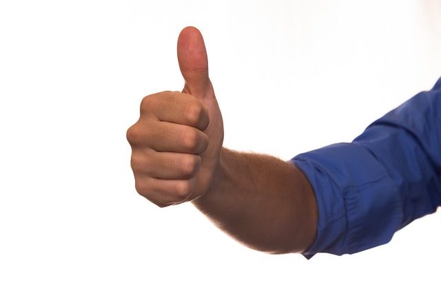 親指を立てて拇印を取る